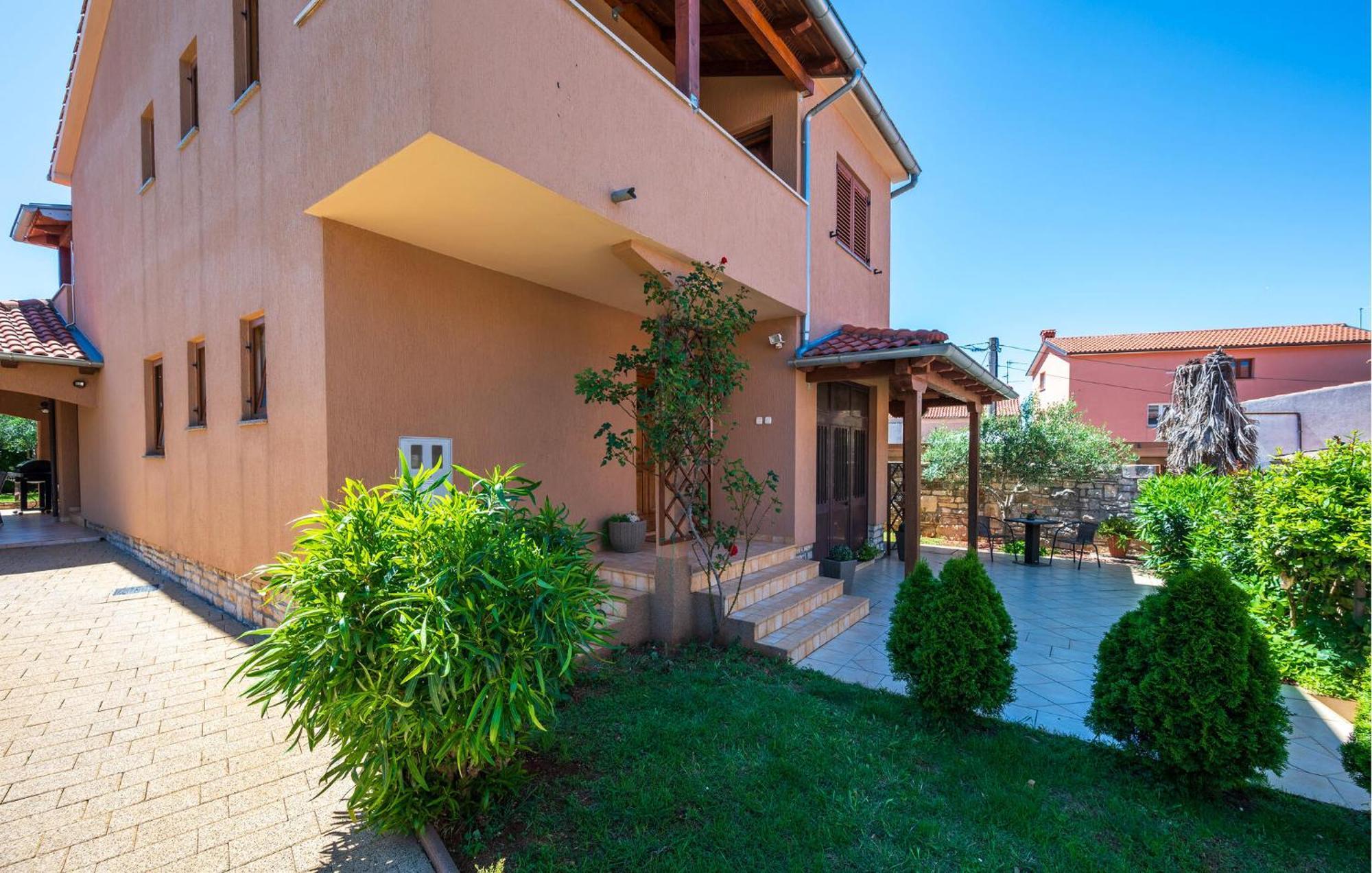 Stunning Apartment In Rovinj With Kitchen エクステリア 写真