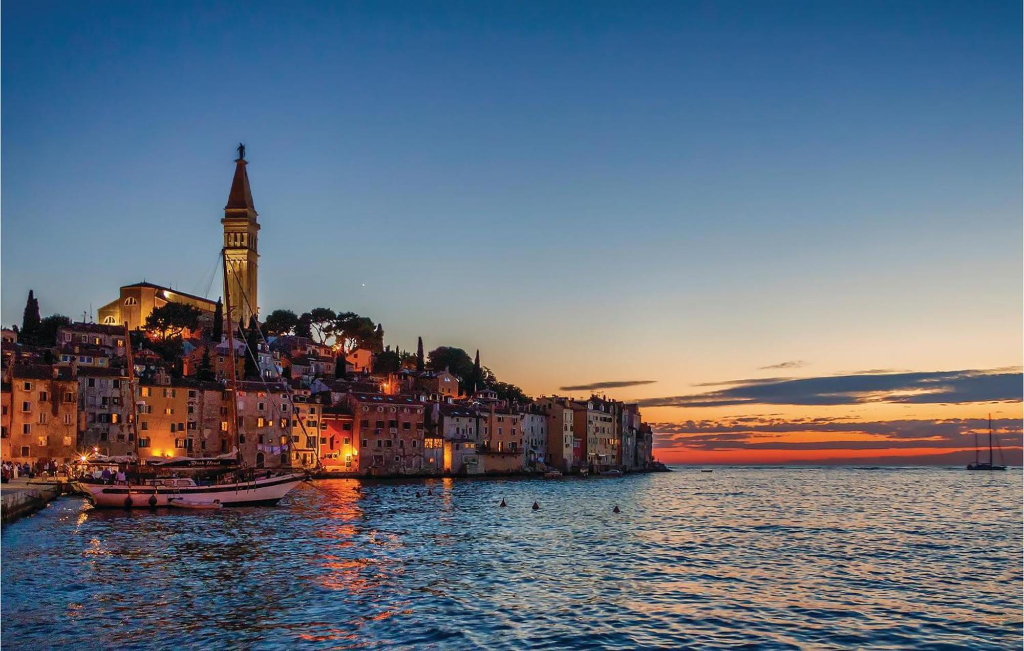 Stunning Apartment In Rovinj With Kitchen エクステリア 写真